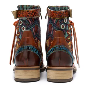 Detalle posterior de botas jacquard vintage para mujer con paneles de cuero floral