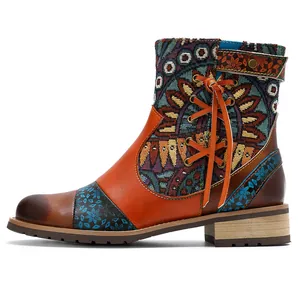 Bota jacquard vintage para mujer con motivos florales bohemios y suela plana.