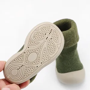 Dettaglio della suola in gomma antiscivolo delle scarpe a calzino per neonati