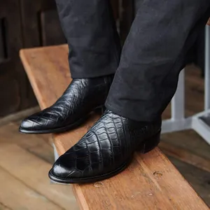 Vue détaillée montrant le cuir noir embossé crocodile sur ces bottes de cowboy rétro