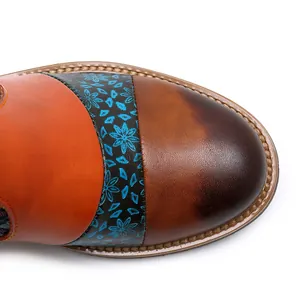 Primer plano detallado del patrón jacquard floral y cuero marrón en botas retro