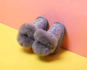 Detailansicht der glitzernden Kleinkinder-Schneestiefel mit grauem Kunstpelzkragen.