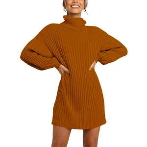 Detailaufnahme eines ingwerfarbenen Rollkragen-Strickkleides für Damen im Herbst Winter.