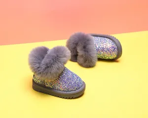 Detailansicht glitzernder Kleinkinder-Schneestiefel mit grauem Kunstpelzbesatz und Gummisohle