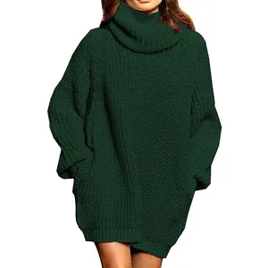 Vue détaillée de face montrant la texture d'une robe pull verte à col roulé oversize