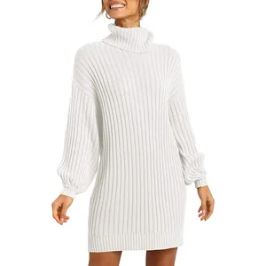 Weißes Rollkragen-Strickkleid mit langen Ärmeln an einem Model in der Detailansicht