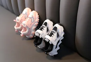Detail van stijlvolle kindersneakers met zachte zool in roze en wit met mesh-voering
