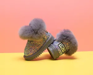 Detailansicht der silbernen Glitzer-Schneestiefel für Mädchen mit grauem Pelz.