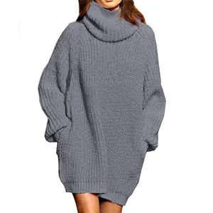 Détail de la texture d'une robe pull grise à col roulé oversize en maille épaisse