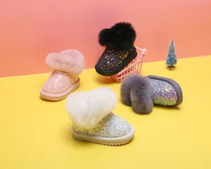Glitzernde Schneeschuhe für Kleinkinder mit Kunstfellkragen in mehreren Farben