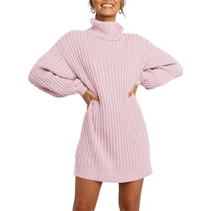 Detailansicht der hellrosa gerippten Strickstruktur und des weichen Rollkragen-Designs