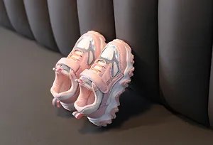 Gedetailleerd overzicht van roze kindersneakers met ademend mesh en de laser-trim