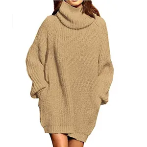 Vue détaillée d'une robe pull surdimensionnée en maille torsadée de couleur beige chaud