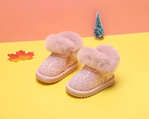 Detailansicht der rosa glitzernden Baby-Schneestiefel mit Plüsch-Kunstpelzbesatz