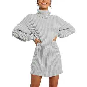 Detailansicht von hellgrauem Rollkragen-Strickpulloverkleid für modische Winteroutfits