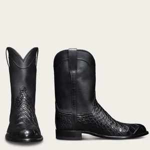 Détail de bottes de cowboy rétro pour hommes avec texture de peau de crocodile en noir.