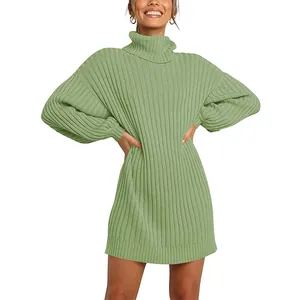 Detailansicht des hellgrünen Rollkragen-Strickkleides für Damen mit langen Ärmeln