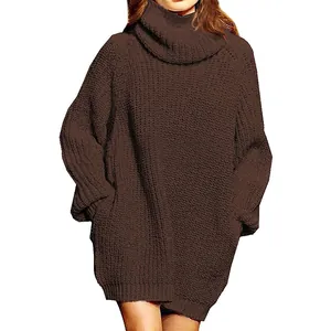 Détail de la robe pull marron foncé à col roulé surdimensionnée en maille pour femme