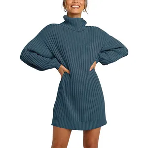 Nahaufnahme einer Frau in einem blau gerippten Rollkragen-Oversized-Strickkleid