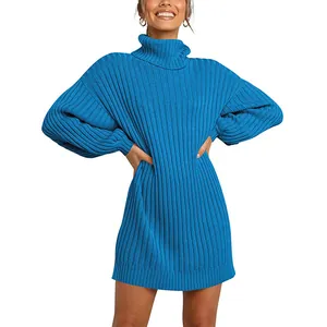 Detailansicht eines leuchtend blauen übergroßen Rollkragen-Strickkleides für Damen