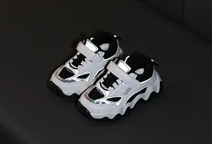 Detailweergave van witte en zwarte kindersneakers met reflecterende accenten