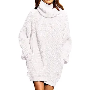 Vue détaillée d'une robe pull blanche à col roulé avec une coupe oversize et confortable