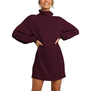 Detailansicht eines weinroten Strickkleides mit Rollkragen und feiner Rippstruktur.