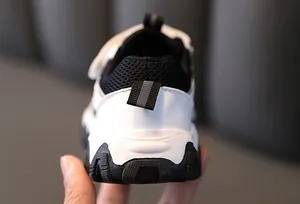 Gedetailleerd zicht op de gewatteerde hiel en duurzame zool van deze kindersneakers.