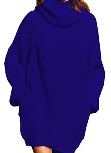 Robe pull élégante bleu roi à col roulé oversize avec une texture en grosse maille