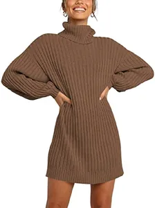 Detailansicht eines braunen Oversize-Rollkragenpulloverkleids mit Rippstrickstruktur