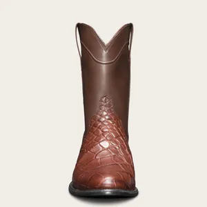 Vue de face de bottes de cowboy western vintage marron pour hommes en texture crocodile