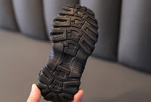 Detailopname van duurzame zwarte antislip rubberen zool voor kindersportschoenen maat 24