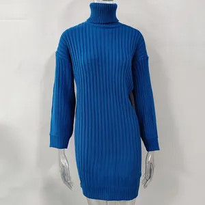 Detailansicht der gerippten Strickstruktur eines blauen Rollkragen-Strickkleides