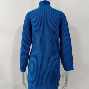 Detailansicht der Rückseite eines blauen Rollkragenpullovers mit Rippstrickmuster.