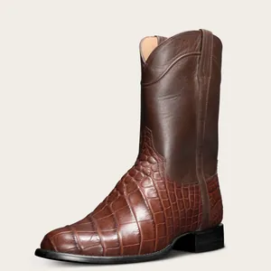Détail de bottes de cowboy marron pour hommes avec texture de cuir crocodile gaufré.
