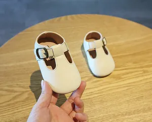 Cremefarbene Baby-Lauflernschuhe mit T-Riemen und Vintage-Schnalle aus weichem Leder