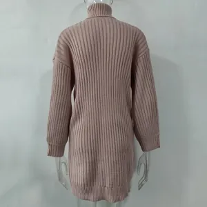 Rückansicht eines staubrosa Rollkragen-Langarm-Pullovers mit Rippstrickmuster