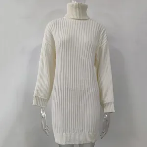 Detailansicht der cremefarbenen Rippstruktur dieses hochgeschlossenen Strickpullovers