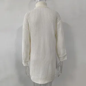 Detaillierte Rückansicht eines weißen Rollkragen-Strickkleides im klassischen Winterstil