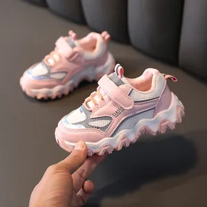 Modieuze roze-witte kindersneakers met zachte golfzool en klittenbandsluiting.