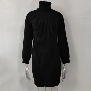 Vorderansicht des schwarzen Rollkragen-Strickkleides mit langen Ärmeln am Mannequin
