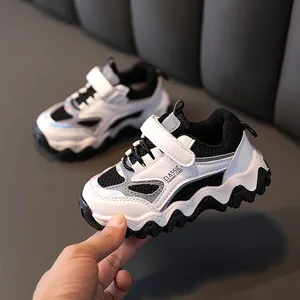 Stijlvolle zwart-witte kindersneakers met zachte zool voor jongens en meisjes