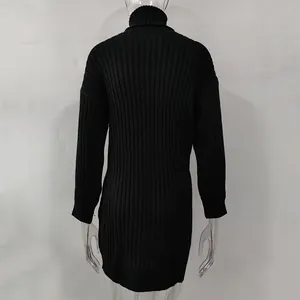 Rückansicht eines schwarzen Rollkragen-Strickpullovers in mittellanger, schlanker Form