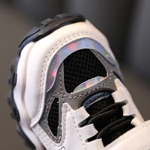 Modieuze kindersneakers met ademend mesh en holografische details