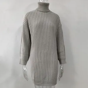 Graues Rollkragen-Strickkleid mit Rippenmuster und langen Ärmeln für den Winter