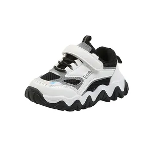 Ademende mesh kindersneakers met een dikke zachte golfzool en handige klittenband