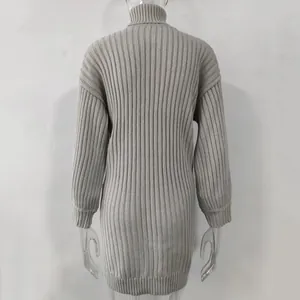 Rückansicht eines grauen, gerippten Rollkragen-Strickkleides für Damen, winterliche Mode