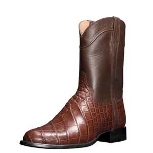 Bottes de cow-boy occidentales pour hommes avec texture crocodile marron vintage.