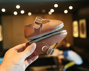 Nahaufnahme von klassischen braunen Baby-Lauflernschuhen aus Kunstleder mit weicher Sohle