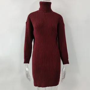 Detailansicht des weinroten Rollkragen-Strickkleides mit langen Ärmeln und Rippenmuster